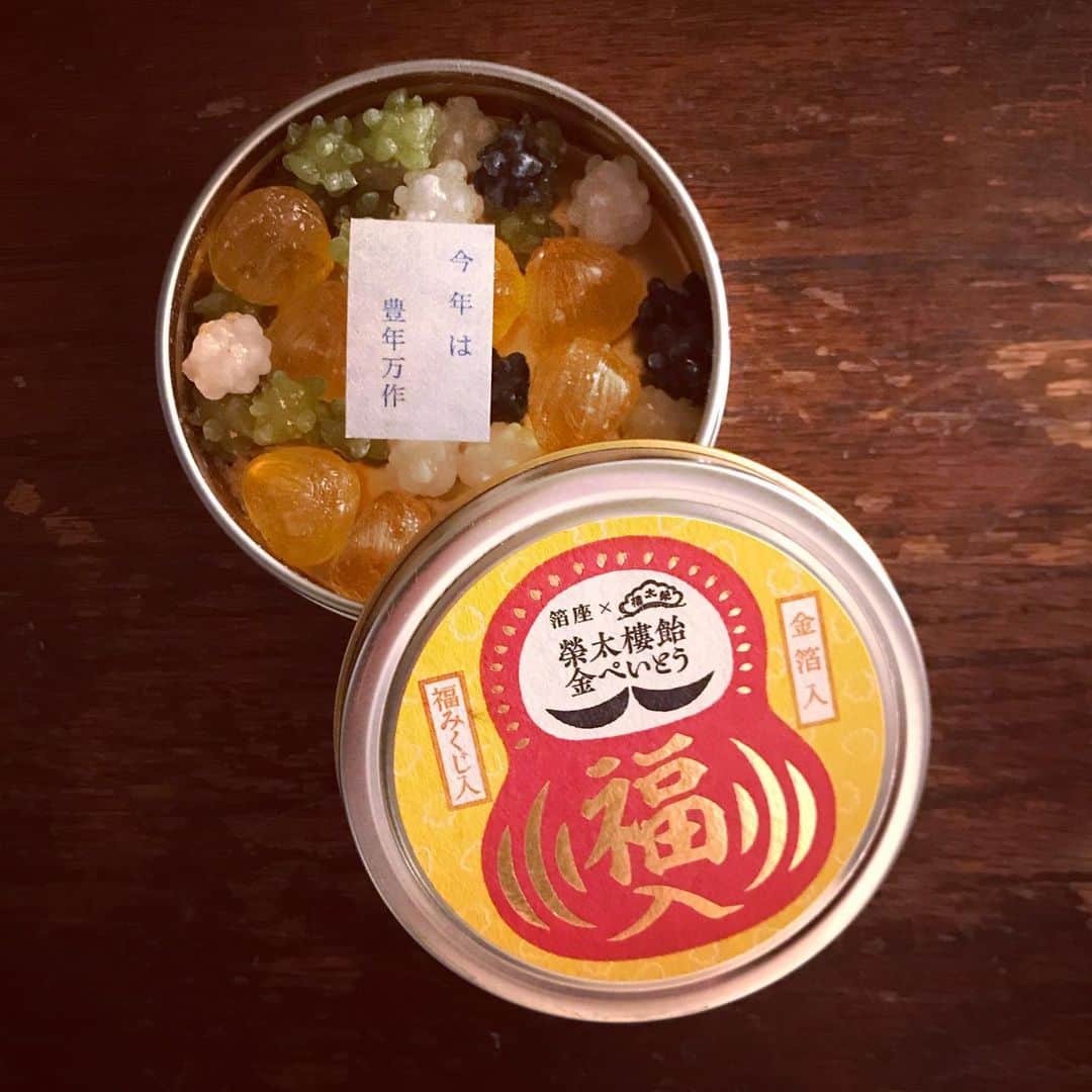 睦のインスタグラム：「あけましたね、 おめでとうございます🎍  旧年中も大変 お世話になりました。  本年もどうぞ、 宜しくお願いします😊  今年初おみくじ、 豊年万作🎉  嬉しい幕開けです💕  皆様にとっても、 私にとっても、 素晴らしい1年になりますように🌟  #元日　 #お正月　 #榮太樓飴　 #箔座　 #金ぺいとう　 #金箔  #福みくじ　 #福入　 #今年　 #豊作万年　 #榮太樓　 #おみくじ　 #ahappynewyear  #2020  #子年　 #あけましておめでとうございます  #今年もよろしくお願いします  #ご利益  #縁起がいい　 #newyear  #present  #プレゼント　 #頂き物　 #ssw  #作詞家  #artist  #lyricist  #model  #井上睦都実 #睦」