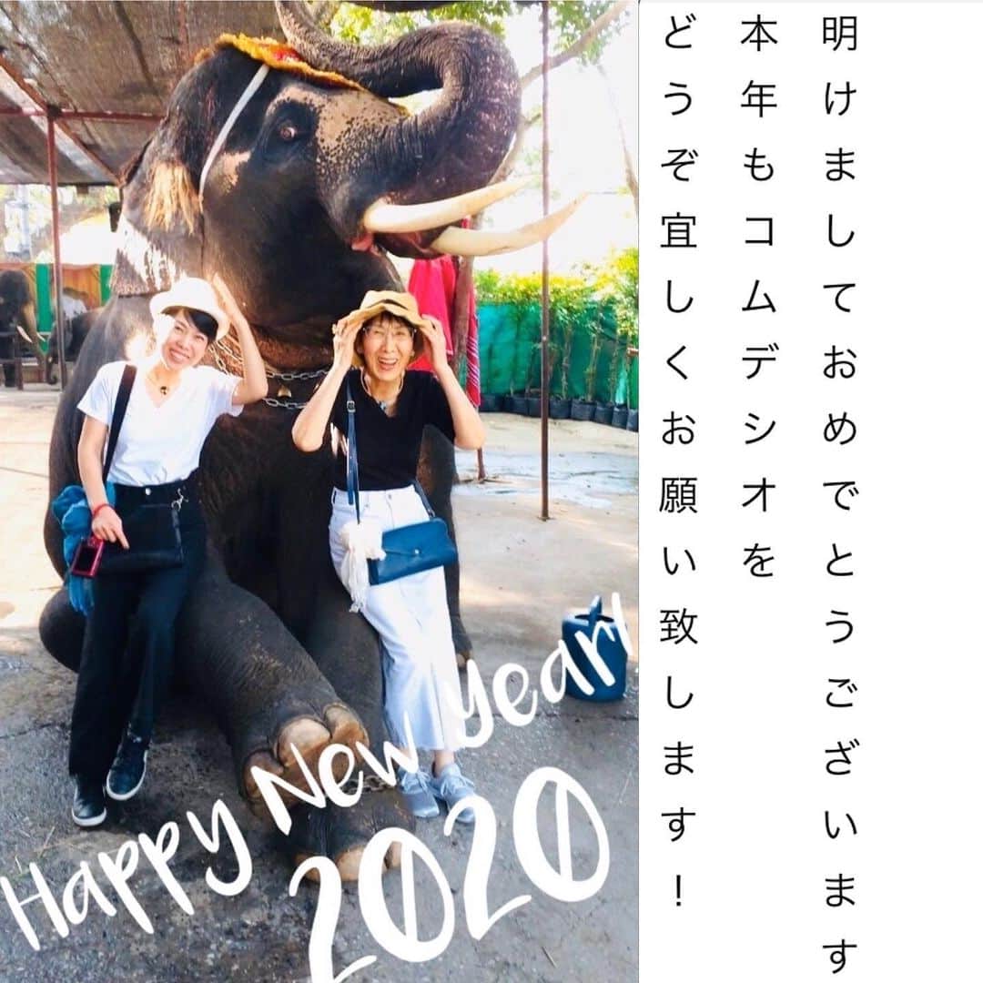 comb de shioさんのインスタグラム写真 - (comb de shioInstagram)「今年も、あなたの個性を輝かせる、毎日をハッピーにする作品をお届けできるように頑張ります❣️ 今年もコムデシオガラスをよろしくお願い申し上げます。Isako&Azusa ・ #コムデシオ  #combdeshio  #happynewyear」1月1日 0時23分 - comb_de_shio