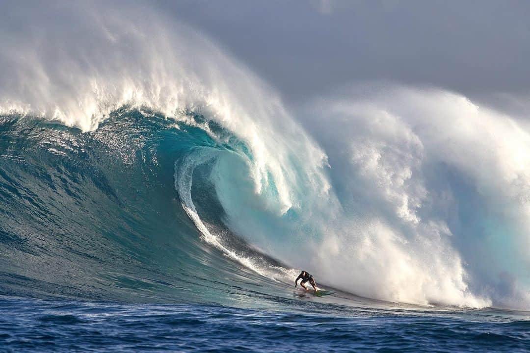 surflineさんのインスタグラム写真 - (surflineInstagram)「Last October, @jojoroper visited patients, doctors, nurses, staff, and families at the @ucsandiego Cancer Center where they all teamed up to decorate a couple of his big-wave surfboards for this season. The purpose? "To share smiles during hard times,” says Jojo. "To increase awareness through the stories of these boards as patients virtually come along for the ride as I chase massive swells around the world. To raise cancer research funding this August when we auction the boards off at the annual @luauandlegendsofsurfing." . "I rode this 10’3" in this year's Peahi Challenge at Jaws, Maui just a few weeks ago and it worked insane -- thanks to all the extra energy from everyone at UCSD," Jojo continues. "Now off to chase another round of giant surf back to Hawaii and California and couldn’t have a more powerful surfboard under my feet! Thank you everyone at UC San Diego Cancer Center. Let’s keep fighting this horrible disease that has affected so many." Swipe over to watch the vid. 📷: @austinmoor 🎥: @theslipperysaltwaterchronicles」1月1日 0時19分 - surfline