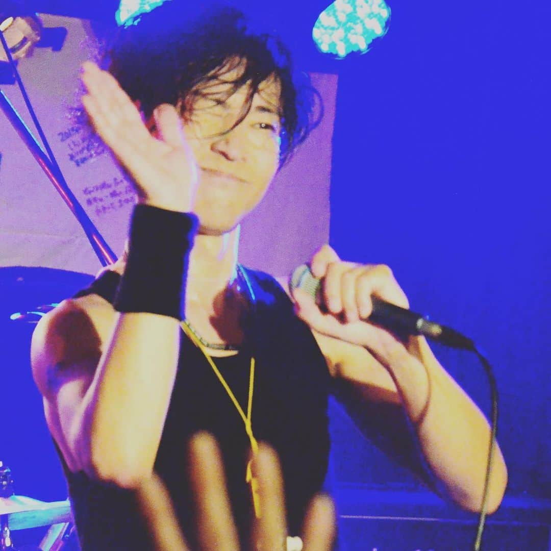 染谷俊のインスタグラム：「いろいろあってもー♪ みんな元気に歩いていける1年でありますように… 自分、染谷俊、歌いっぱい、歌える1年でありますように。」