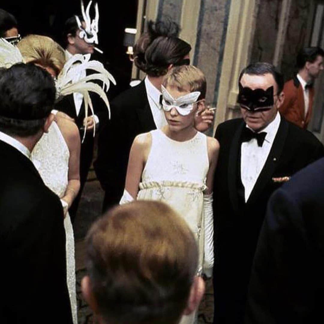 シー ニューヨークさんのインスタグラム写真 - (シー ニューヨークInstagram)「Mia Farrow and Frank Sinatra arriving at Truman Capote's Black and White Ball. The Plaza Hotel, New York City, 1966 ✨ #happynewyear2020 #nyestyle」1月1日 0時26分 - seanewyork