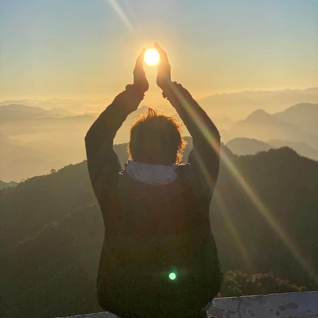 ジェラルド・バトラーのインスタグラム：「Let your light shine in to the new decade. Sending you all love. Happy New Year from the Himalayas.」