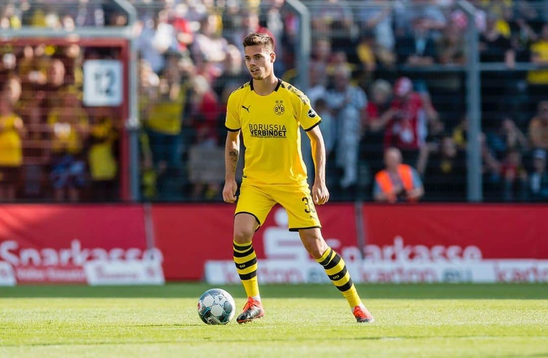 ボルシア・ドルトムントさんのインスタグラム写真 - (ボルシア・ドルトムントInstagram)「🤝 Borussia Dortmund and @slbenfica have agreed to terms on the transfer of @juweigl. THANKS for your dedication and all the best, Jule! 🙏💛」1月1日 0時39分 - bvb09