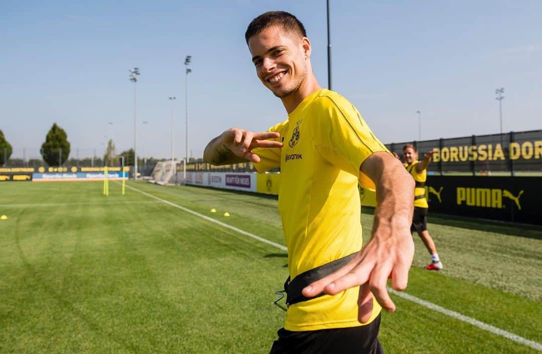 ボルシア・ドルトムントさんのインスタグラム写真 - (ボルシア・ドルトムントInstagram)「🤝 Borussia Dortmund and @slbenfica have agreed to terms on the transfer of @juweigl. THANKS for your dedication and all the best, Jule! 🙏💛」1月1日 0時39分 - bvb09