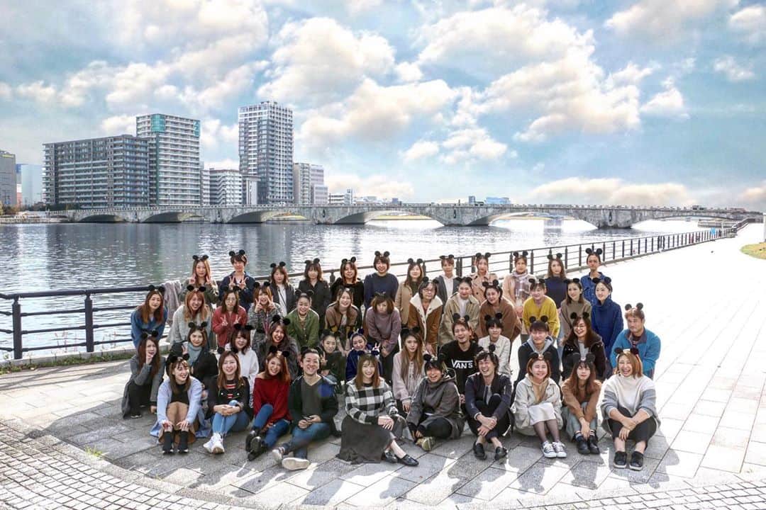 清水彩子のインスタグラム：「明けましておめでとうござおます🌅  昨年は新しい事にも沢山チャレンジ出来た1年となりました🌸  逆境においても、ワンチームとなり前向きに頑張っていれば報われる事もある事を学びました🌟  今年も大好きな皆様とお仕事出来る事に感謝してsugarらしい事を沢山発信して頑張って行けたら良いなと思っています☺️ 本年も清水彩子を株式会社 sugarをよろしくお願い致します🎍❤️ #明けましておめでとうございます #2020年 #謹賀新年 #今年もよろしくお願い致します」
