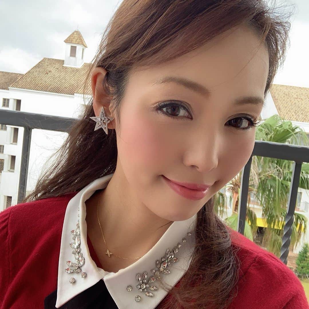 のインスタグラム：「年末はSが義姉にディズニーランドに2泊で連れてってもらい、珍しくとても静かで穏やかな我が家😂﻿ 一人でも全然泣かずに『楽しくて帰りたくなかった♪』と笑顔いっぱいでお土産持って帰ってきて、成長したもんだ＾＾﻿ ﻿ そして、マツエク納めに#LittleLycka 梅田店へ✨﻿ @little_lycka_umeda ﻿ ﻿ 全体♦︎ピュアカール 10.11.12mm﻿ 目尻♦︎シャインカール 12mm﻿ ﻿ #フラットマットラッシュ が良すぎてやめられない😆👏﻿ ﻿ 梅田・甲子園・三宮・心斎橋﻿ ご予約&お問い合わせ☎︎﻿ @lycka_eyelash_este ﻿ @lycka_nishinomiya ﻿ @lycka_mm ﻿ 西宮→0798-41-7572﻿ 神戸・大阪 →080-4240-6157 ﻿ ﻿ 付けてるイヤリングはお友達のマキンちゃんのShop @the_lilac_accessories のプリンセスカットのキラキラジルコニアがお気に入りのムーン&スターの左右アシンメトリーなもの＾＾♪﻿ ﻿ #ks_19✨ #大阪マツエク #マツエクデザイン」