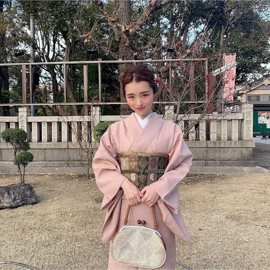 田畑佑莉さんのインスタグラム写真 - (田畑佑莉Instagram)「あけまして、おめでとうございます ！ 2020年もたくさん食べて動いて、元気にいい年にします 🍣 今年もどうぞよろしくお願いいたします ♡  #2020 #happynewyear  #salonmodel #coordinate#instafashion  #ヘア #ヘアカラー #着物 #ボブ #浅草 #着物ヘア #浅草着物レンタル」1月1日 0時36分 - lily02tbt