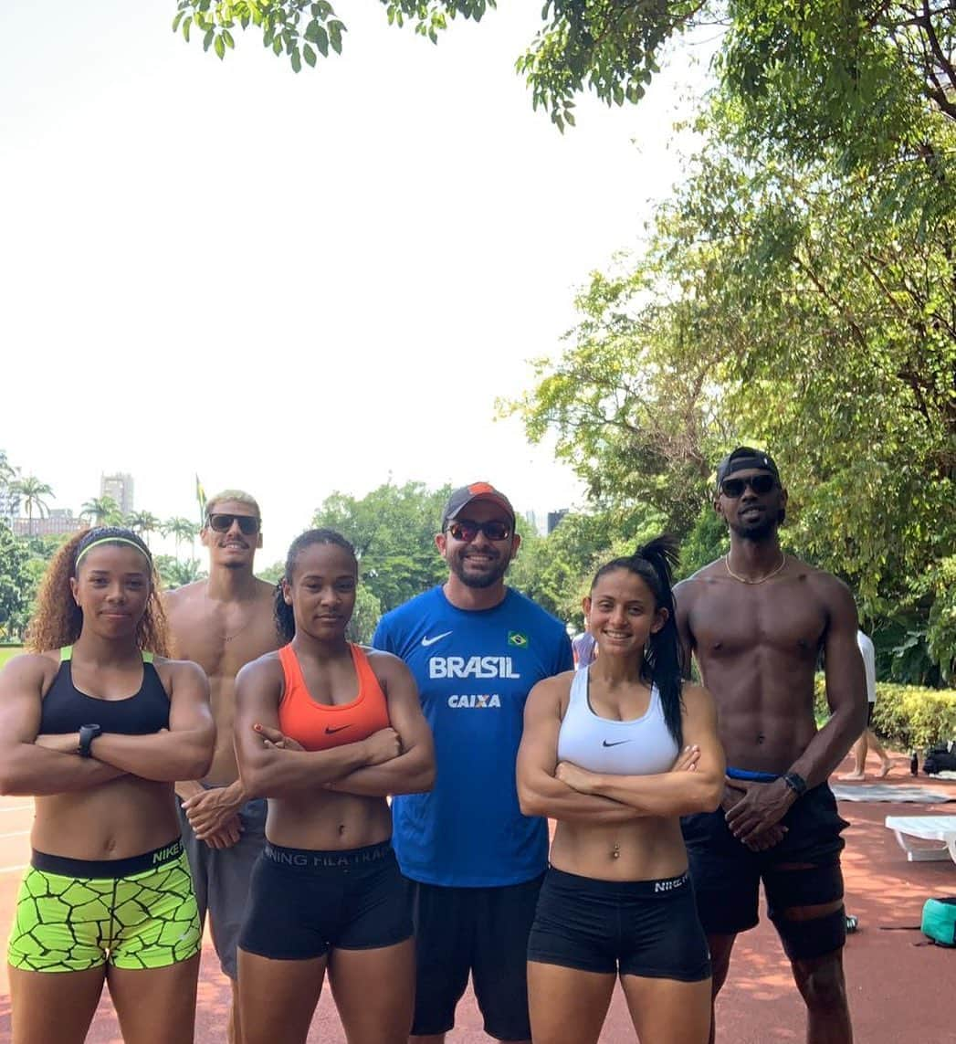 Andressa FIDELISさんのインスタグラム写真 - (Andressa FIDELISInstagram)「•Para obter uma boa recompensa, Trabalhe Duro.💪🏽 MEU TIME 🏃🏽‍♀️🏃🏾‍♂️ . . . . #base2019 #vem2020 #fimdemais1 #treinoconcluido #caixa #cbat」1月1日 0時48分 - amfidelis_