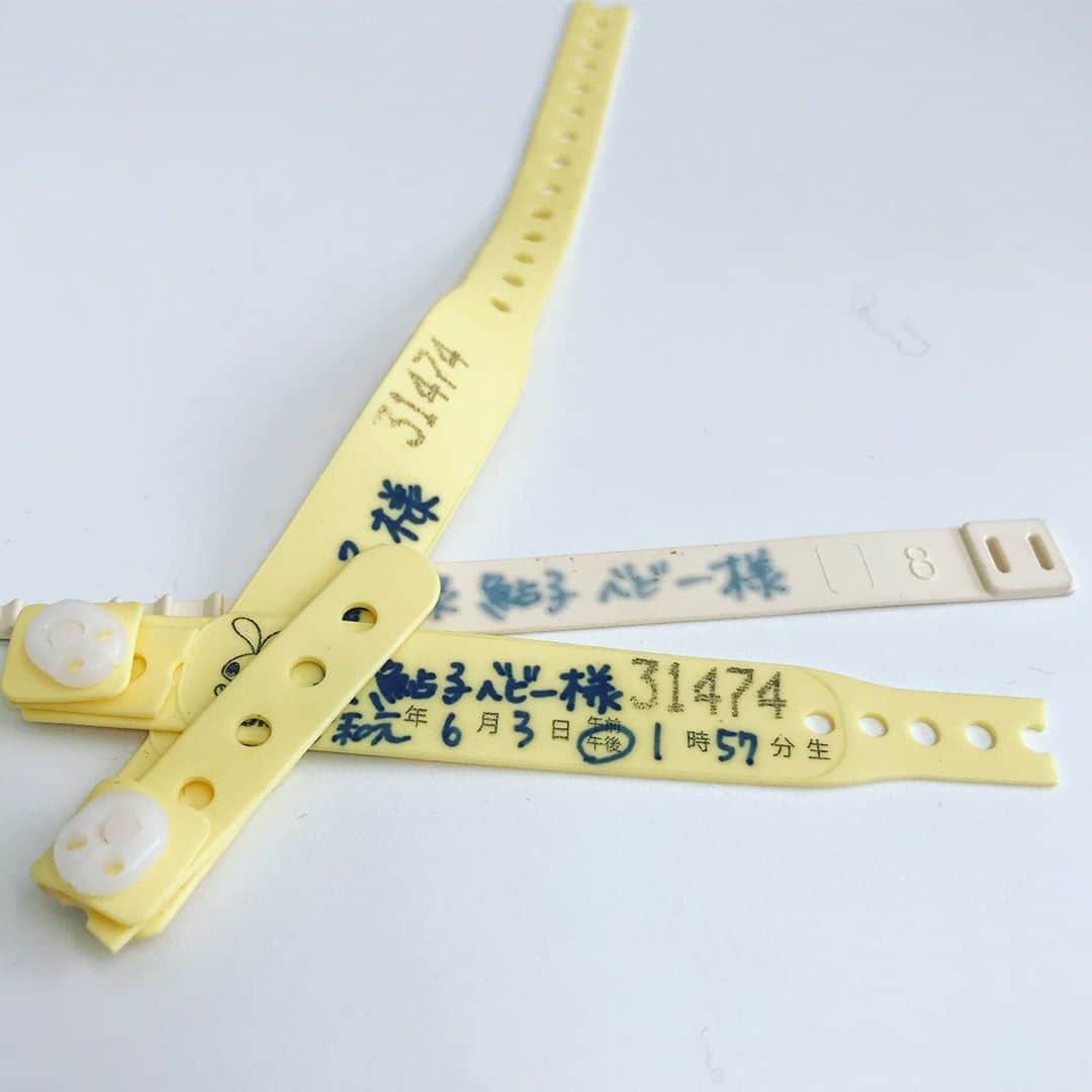 濱中鮎子のインスタグラム：「昨年は6/3の13:57にお嬢が産まれてきてくれた。  産まれた瞬間から私と君のペアルックはスタートしていたんだね。  予定日を3日越して、なんとなく夜スクワットをして寝たら、夜中に破水。 思ったよりかなり冷静に、家族に破水の旨を伝え、病院に指示を仰ぎ、入院の支度をして病院へ向かった。  次この家に戻る頃にはこのお腹の子は腕の中に？全く想像がつかないまま、チャイを抱きしめて家を出た。  破水が影響して、39度の高熱の最中、8時間程陣痛に耐えたけど、あれ？陣痛ってこんなもの？と思っていたら、やはり微弱陣痛になっていた。  熱も出ていたので、はやくお産を進める必要があったため、陣痛促進剤を打つことに。  ゆっくり効くと言われたが、私の場合、ソッコー効いて、そこから出産まで４時間くらい雄叫び。まるで地獄。笑  私こんなに声出るんだ、これが感想。  最後は無痛分娩が出来ない状況(私の身体が)とわかり、心折れながら、酸素マスクに頼りながら、とはいえ意外と時計を見る余裕はあり、けっこうかかってるなと冷静に思っているうちに、お嬢が誕生した。  産まれたてのお嬢はそれはそれは神々しく、ほんとに天使が来てくれたと思って、涙が溢れた。  ものすごい身体ダメージのわりに、気分は高揚し踊っていた。  人生一の出来事に違いない。  とにもかくにも、健やかににこやかに、 そして愛らしく、知恵もついてきた愉快な君から目が離せない毎日がとても愛おしい。  至らない娘であり、 至らなすぎる嫁であり、 至らないかもしれない妻である私を 母にしてくれたお嬢。  その“多面”は、私の人生を有機的に動かし、 明らかに豊かにしてくれた。  始まったばかりの母としての生活。 これからも泣いたり笑ったり悩んだり落ち込んだり、幸せな忙しさに包まれて生きて行くんだろうか。そうだといいな。  このリストバンドにハサミが入った時、 ゴールテープを切ったわけではなく、 新米家族として世の中に解き放たれたわけで。  今年もあたふた、楽しんでいこう！  明けましておめでとうございます。  #お嬢と母さん」