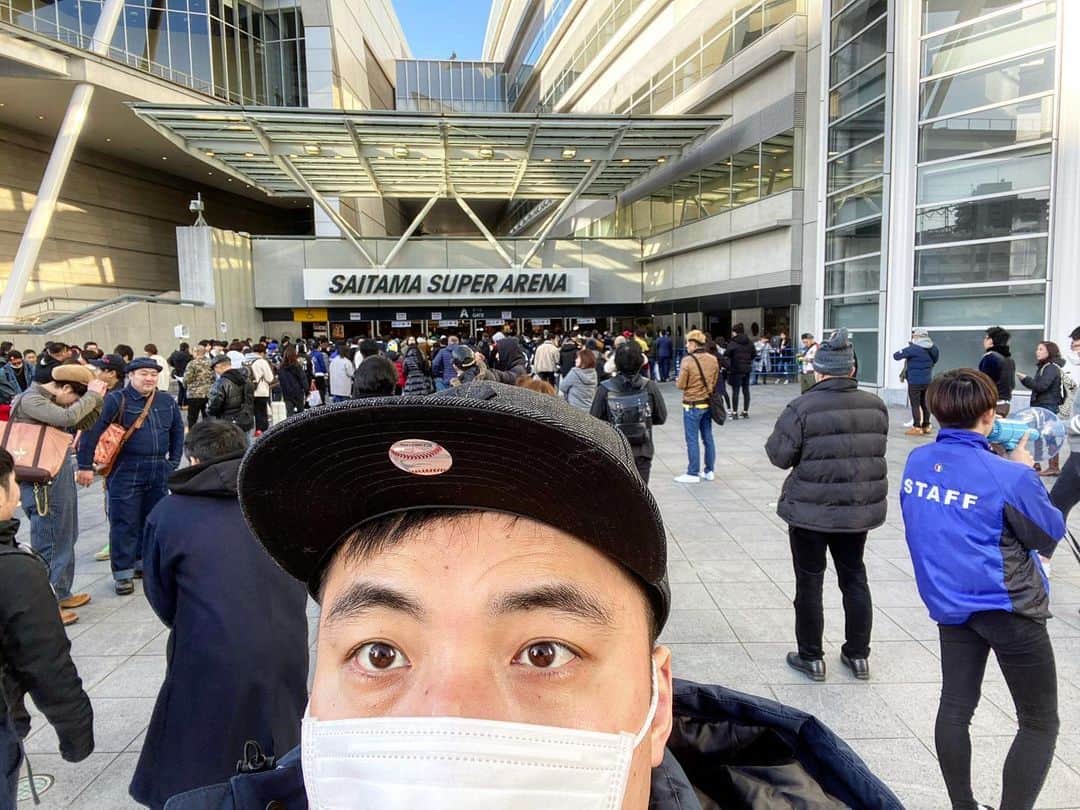 青木泰寛のインスタグラム：「今年もありがとうございました！てきなのあげようとしたら、年またいでました。  2年連続、埼京線にて 去年はジグザグ宮澤さん 今年はエル上田くん  RIZIN 全試合さいこー  パワーもらいました！  ことしもよろしくお願いしますー！  #年男だってよ」