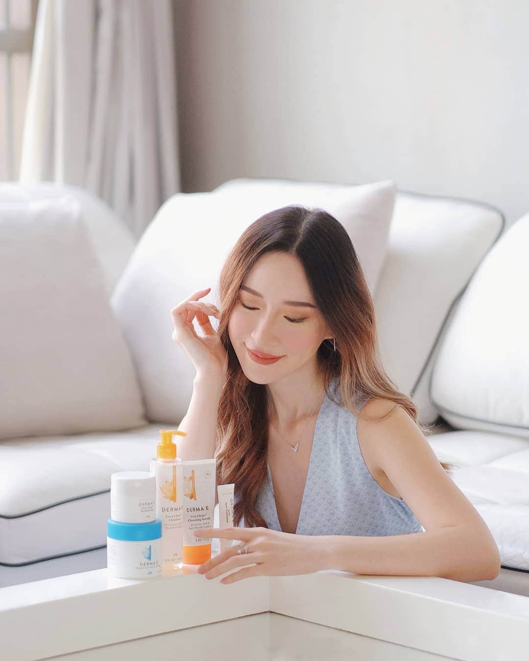 エリッサ・ヤマダのインスタグラム：「Hellooo my acne bro-sis! 🙋‍♀️ Today is the last day of 2019 and I'm going to recommend you the BEST skincare products I've tried this year: @dermae 'Very Clear' range!  I've been using this for almost a month and it really does wonder to my oily and acne prone skin! Now I'm not saying it makes my skin acne-proof, but the amount of oil and acne has decreased a lot anddd it has improved my skin condition (e.g. smaller pores)! 🥰 Aku rasa itu berkat kandungan Salicylic Acid nya yang berfungsi membersihkan sel kulit mati dan mengeluarkan kotoran dan toksin dari pori-pori, dan juga Tea Tree Oil yang mengandung anti septic dan anti bakteri. On top of that, @dermae Very Clear ini juga bebas paraben, phthalates, sodium lauryl sulfate, petrolatum, mineral oil, pewarna buatan, cruelty free, dan pH seimbang.  Out of the 4 products from this range, I love these 3 the most: • Derma E Very Clear Cleanser (bersihin kulit tanpa bikin kulit kering atau berasa 'keset') • Derma E Very Clear Moisturizer (ini melembabkan kulit tanpa bikin berminyak. Tekstur nya unik banget, kyk in between gel and cream, dan finishing nya itu semi-matte. Super love!) • Derma E Acne Spot Treatment (ini bantu ngeringin dan/atau ngempesin jerawat cepet banget)  Jadi kalau kalian punya jenis dan masalah kulit yang sama kyk aku, dan lagi cari produk skincare yang cocok, I'd highly recommend this! Here's to New Year, Healthier Skin! 😊💖」