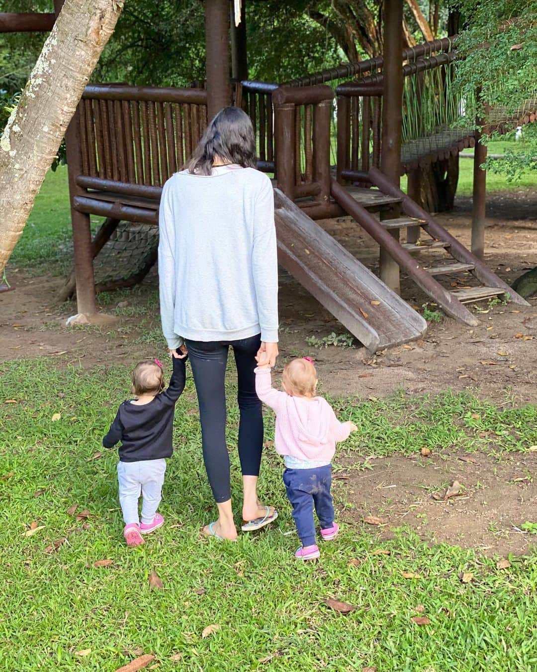 シェイラ・カストロのインスタグラム：「2019 foi de longe o melhor ano da minha vida e o mais desafiador! . A maternidade tem me ensinado tanto, tem me feito cada dia mais forte, com vontade de ser uma pessoa cada vez melhor e de tornar o mundo melhor tb. E junto com este turbilhão de emoções voltei ao vôlei, meu primeiro amor!!! Ainda quero inspirar muito minhas meninas! E continuar inspirando várias gerações!!! . 2020 estou pronta pra vc, com muitos sonhos e muita vontade de aproveitar cada segundo intensamente!!! . Feliz 2020 amigos, amigos virtuais, fãs, família! Obrigada por tudo sempre!!! Beijinhos da nossa família de 6! 👨‍👩‍👧‍👧🐶🐶 #vem2020 #sheillacastro #maeatleta #albumdalizeninna #reveillon #newyear #2020」