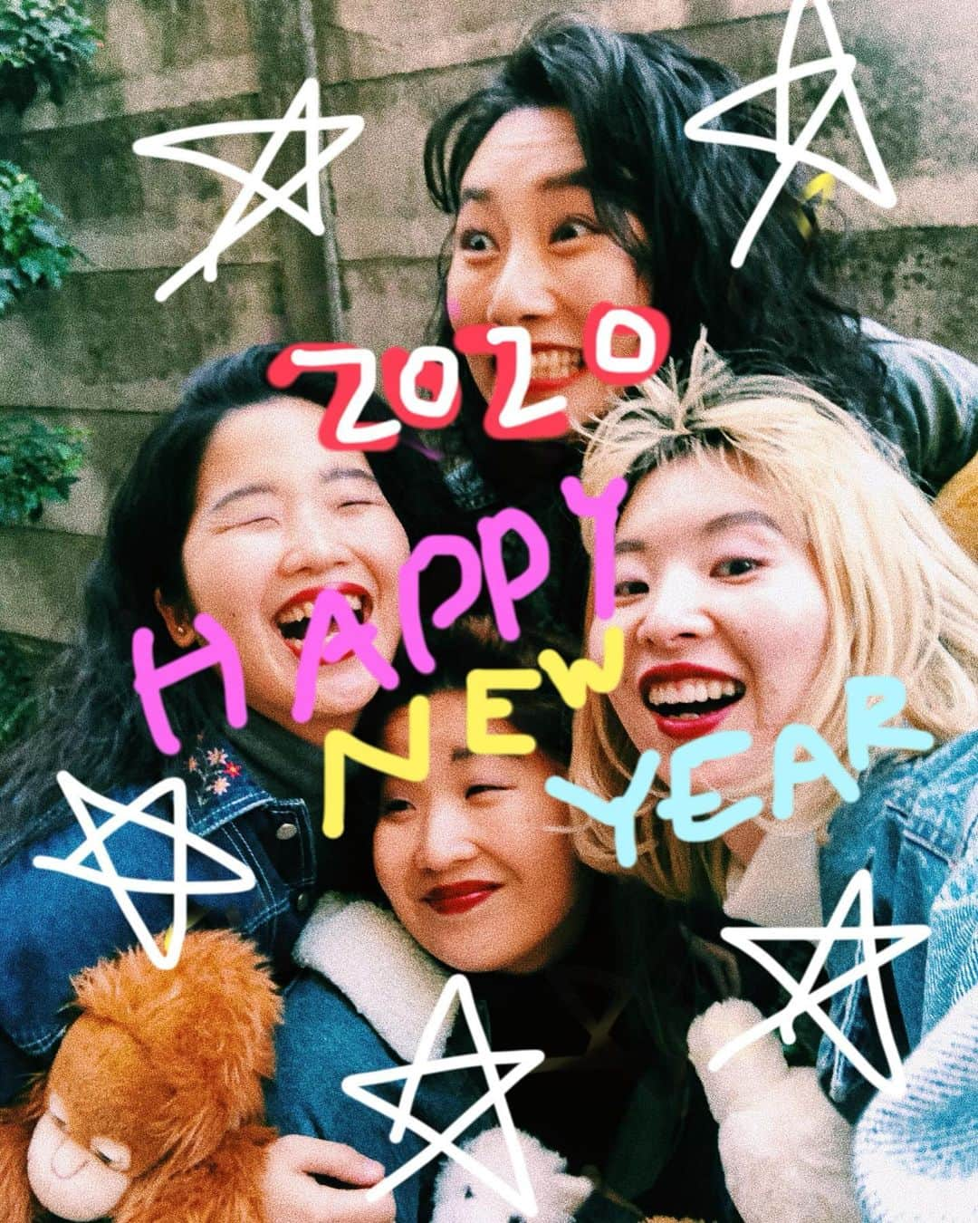 ユウキさんのインスタグラム写真 - (ユウキInstagram)「GOOD BYE 2019💛 HELLO 2020❤️❤️ きょねんはとっても挑戦の年だったなあ〜！ 2020ねんはもっと！もっともっと やりたいことを形にする年にするよ❤️ この4人でビッグになるんだ〜❤️❤️ きたいしておけよっ❤️ みんなでよい１年にしようね Happy new year! #chaiband #neokawaii #neoかわいい#コンプレックスはアートなり #happynewyear #2020」1月1日 0時52分 - yuukichan2