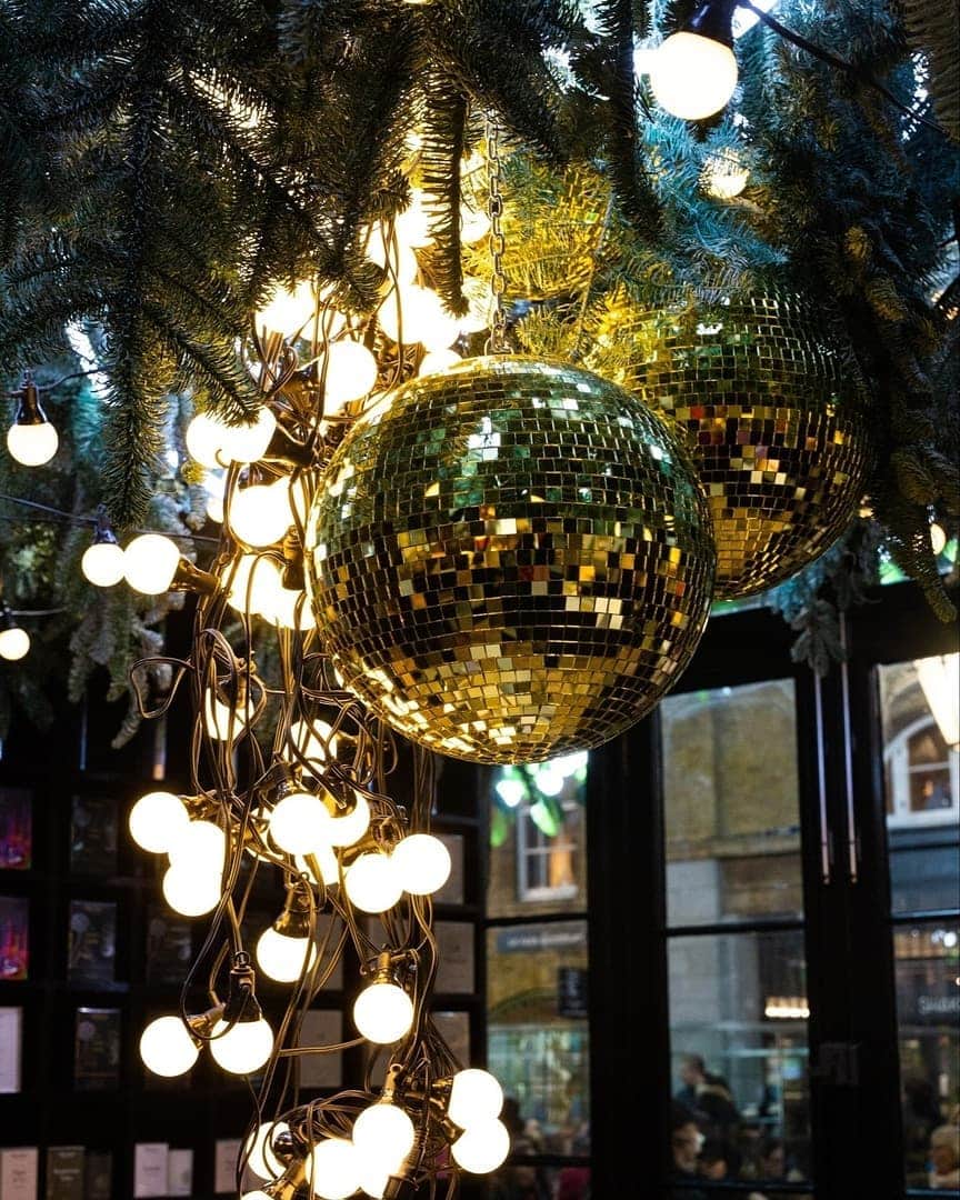 ミラーハリスさんのインスタグラム写真 - (ミラーハリスInstagram)「Follow the call of the disco ball... Our London stores are all dressed up to celebrate a new decade」1月1日 1時05分 - millerharris
