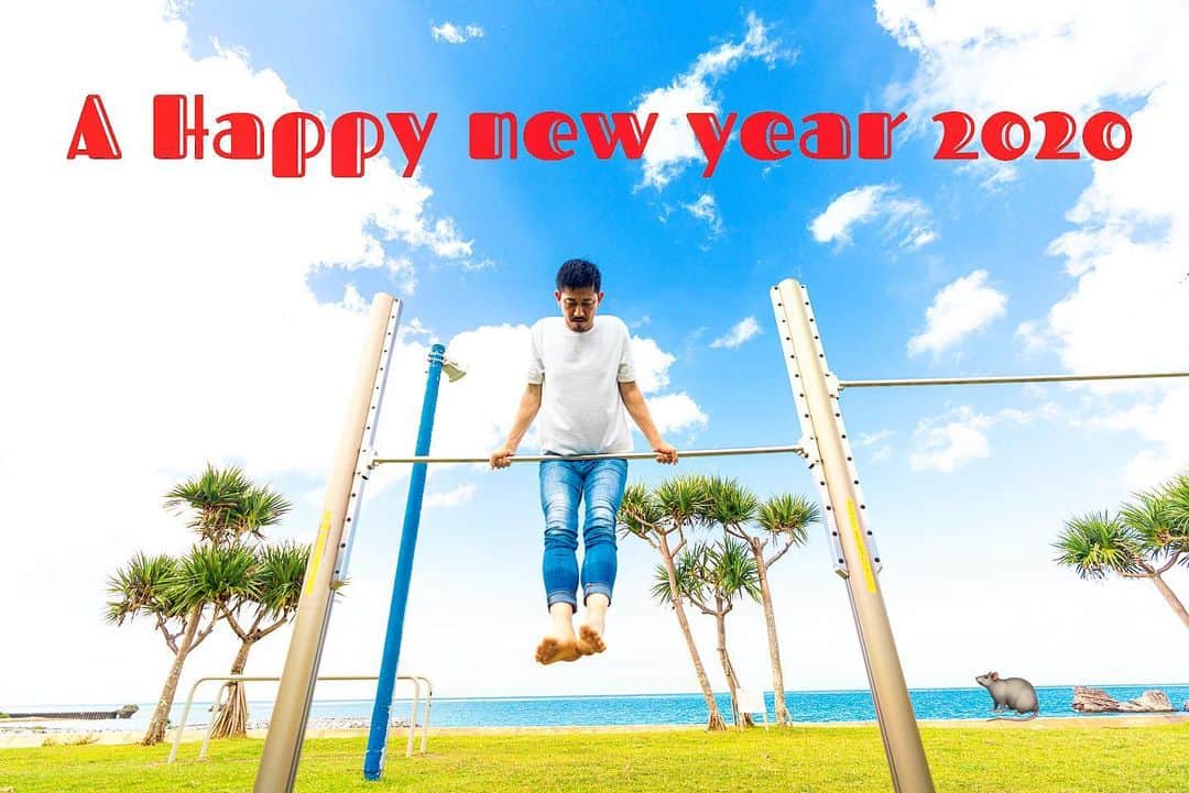 百瀬俊介のインスタグラム：「新年あけましておめでとうございます🌅🎍㊗️ 皆さま、旧年中は大変お世話になりました！  2020年、今年はスポーツ色の強い一年になるはず⚽️🏀⚾️🏋️‍♀️🤼‍♂️🤺🤾🏻‍♂️🚣‍♂️🧗🏻‍♂️⛳️🏓🥊🥋🏄‍♂️ 東京オリンピック2020が開催されるメモリアルな一年をとにかく楽しみたいと思います☝️ 令和二年、2020年もどうぞよろしくお願いいたします！  Feliz año nuevo 2020 🙌🙌🙌 Te deseo lo mejor para todos amigos, El año 2020 que se llenan de felicidad y muchos bendiciones para todos, Mandando un saludo con afecto y mucho cariño para todos,  #謹賀新年 #🎍#🌅#㊗️#ahappynewyear #felizanonovo」