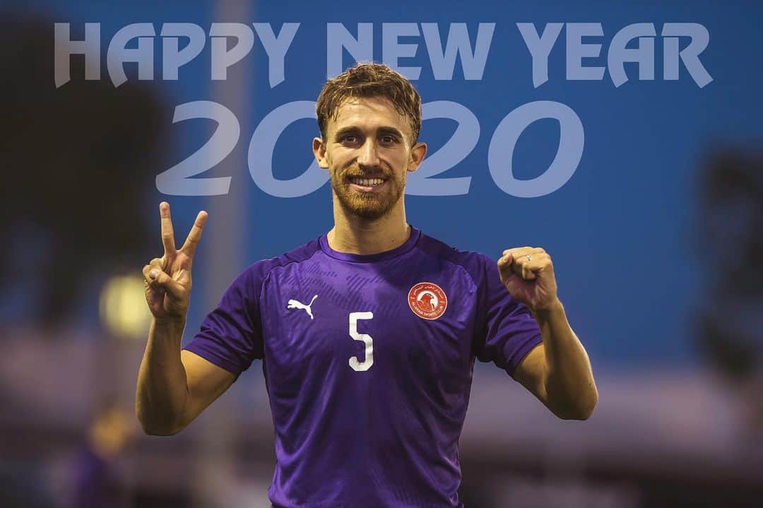 マルク・ムニエッサのインスタグラム：「Happy New Year 2020 🎉🎊 Have a good one plenty of success, happiness and healthy ❤️😁✌🏼👊🏼 ••••••••• Feliç Any Nou 2020 🎉🎊 Que tingueu molts èxits, felicitat i salut ❤️😁✌🏼👊🏼 •••••••••••••••••••••••••••• Feliz Año Nuevo 2020🎊🎉 Que tengáis muchos éxitos, felicidad y salud❤️😁✌🏼👊🏼」