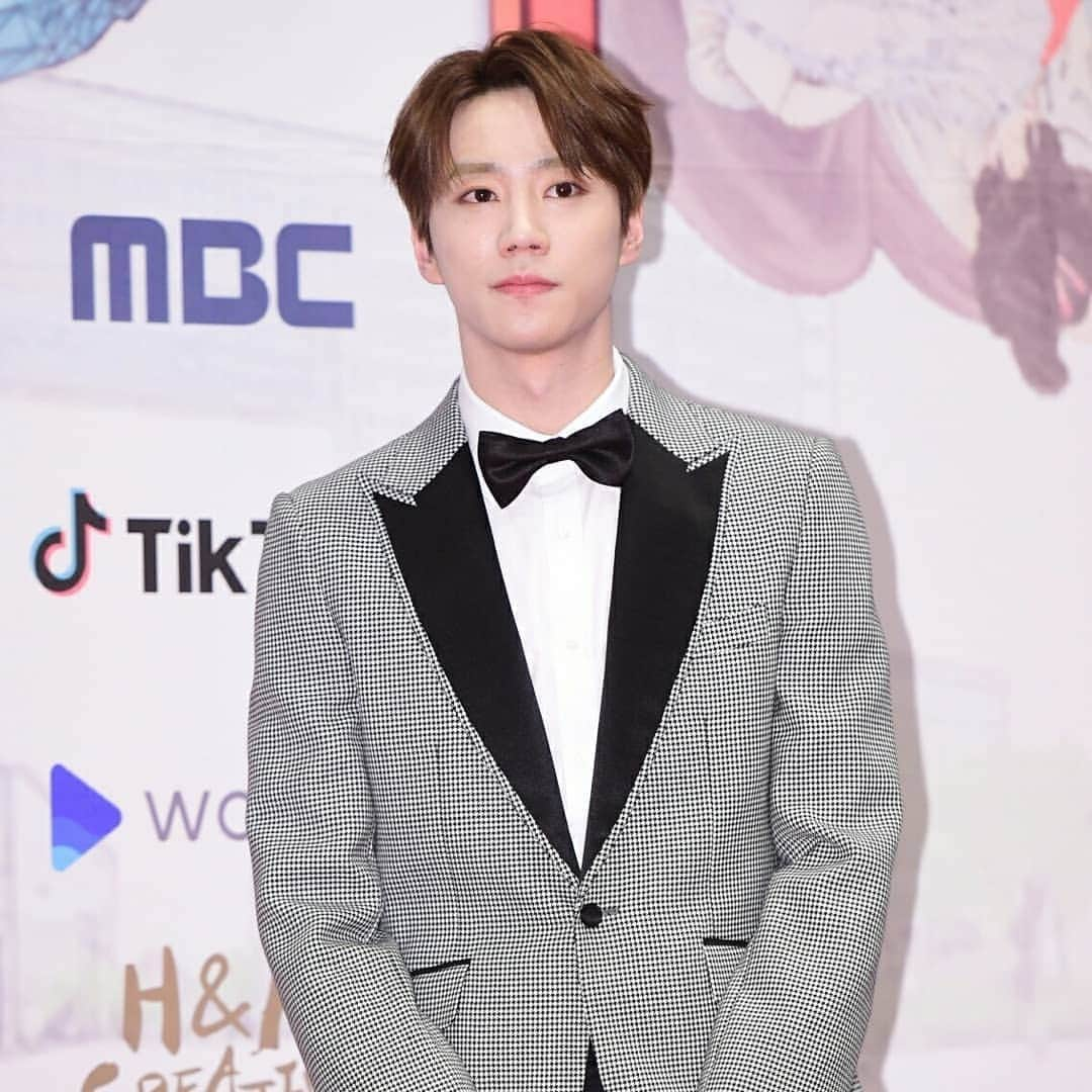 ジュンさんのインスタグラム写真 - (ジュンInstagram)「•191230 | Jun on #2019MBCDramaAwards Red Carpet . ×Follow @JunUKISS for more ×Join Us on Telegram (Link in Bio) . | #jun #junyoung #leejunyoung #kevin #kevinwoo #kiseop #elikim  #shinsoohyun #hoon #ukiss #unb #iraniankissme #Kpop #kpopboys #maknae #Kdrama #classoflies #mrtemporary #준 #이준영 #유키스 #유앤비 #미스터기간제 #스웨그에이지 #2019mbc연기대상 | @ukiss_jun97 & @leejunyoung_ig」1月1日 1時14分 - junukiss