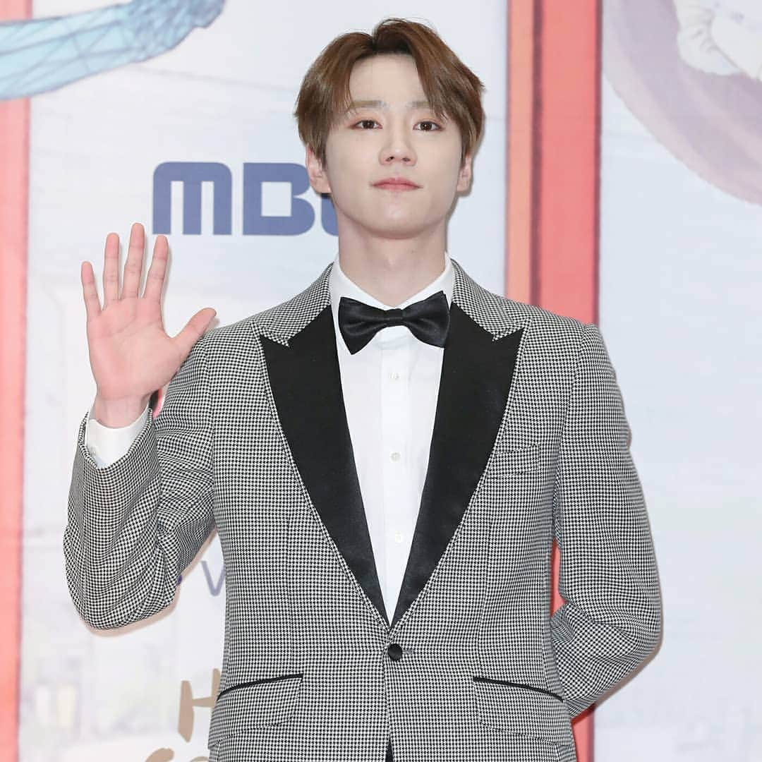 ジュンのインスタグラム：「•191230 | Jun on #2019MBCDramaAwards Red Carpet . ×Follow @JunUKISS for more ×Join Us on Telegram (Link in Bio) . | #jun #junyoung #leejunyoung #kevin #kevinwoo #kiseop #elikim  #shinsoohyun #hoon #ukiss #unb #iraniankissme #Kpop #kpopboys #maknae #Kdrama #classoflies #mrtemporary #준 #이준영 #유키스 #유앤비 #미스터기간제 #스웨그에이지 #2019mbc연기대상 | @ukiss_jun97 & @leejunyoung_ig」