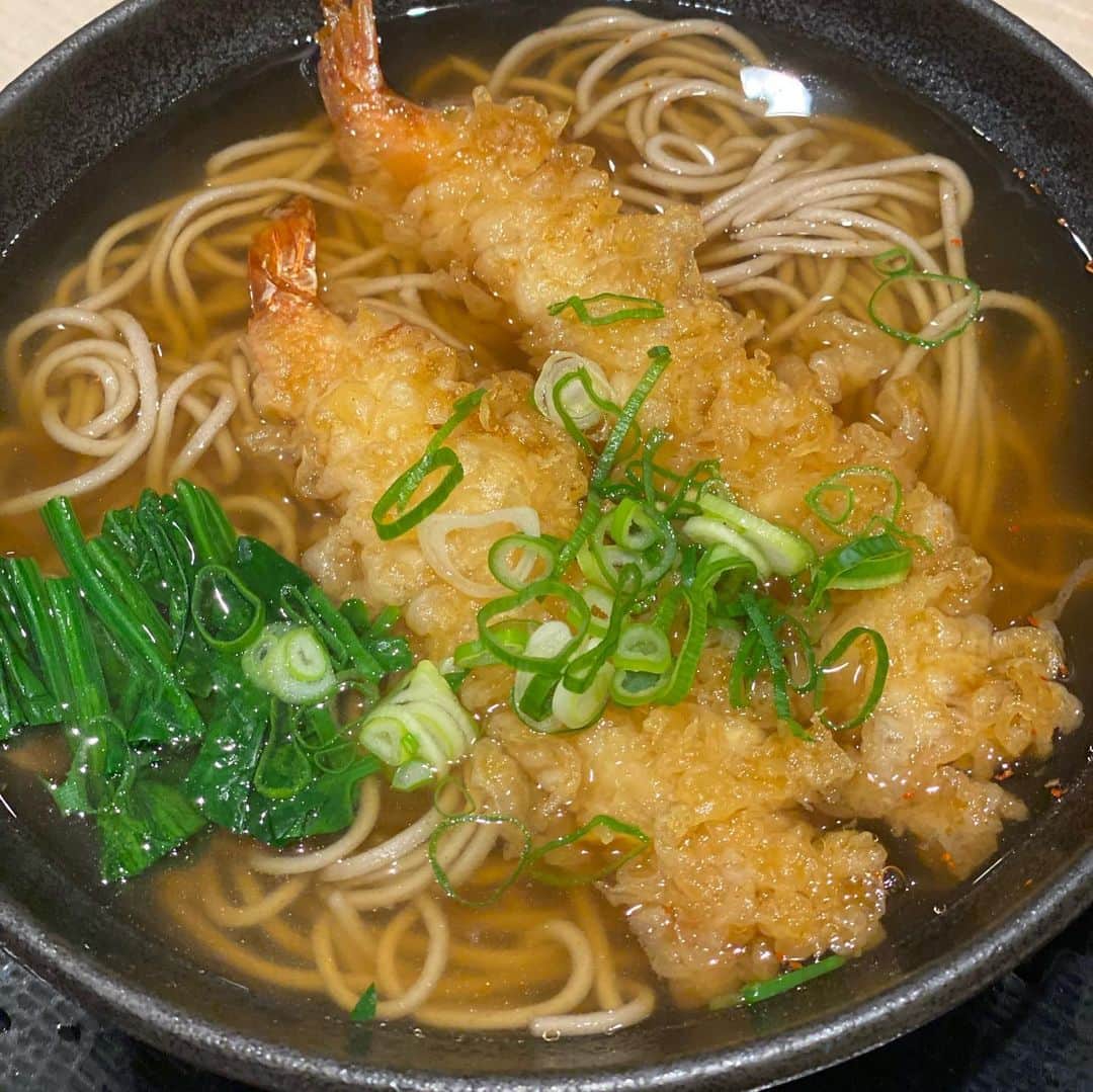 高村凛さんのインスタグラム写真 - (高村凛Instagram)「明けましておめでとうございます❣️ 岡崎SAで年越し蕎麦をいただきました💓❣️❤️ 名古屋風の大きい海老でした🥰  なんとかお蕎麦食べれて良かった😊  帰郷中でスッピンです😂  2020年はいい年になりますように🥰  今年もよろしくお願いいたします😊💓 #令和２年 #明けましておめでとう #ahappynewyear」1月1日 1時24分 - rin_takamura