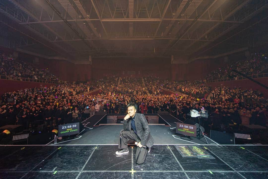 パク・ジニョンさんのインスタグラム写真 - (パク・ジニョンInstagram)「#박진영콘서트 #JYParkConcert #JYPark #박진영 여러분 감사합니다. 감사하고 또 감사합니다. 공연 때 약속드렸듯이 계속 여러분들을 위해 노래하고 춤 춰드릴테니 제 환갑파티까지 함께 건강하게 나이들어갑시다. 그럼 올 한 해 아무리 힘든 일 있어도 잘 버티시고 겨울에 다시 만납시다! Thank you everyone from the bottom of my heart. As I promised in the show , I'll sing and dance for you always so let's age together. No matter how tough it gets, please don't give in and don't give up and see me again in winter!」1月1日 1時27分 - asiansoul_jyp