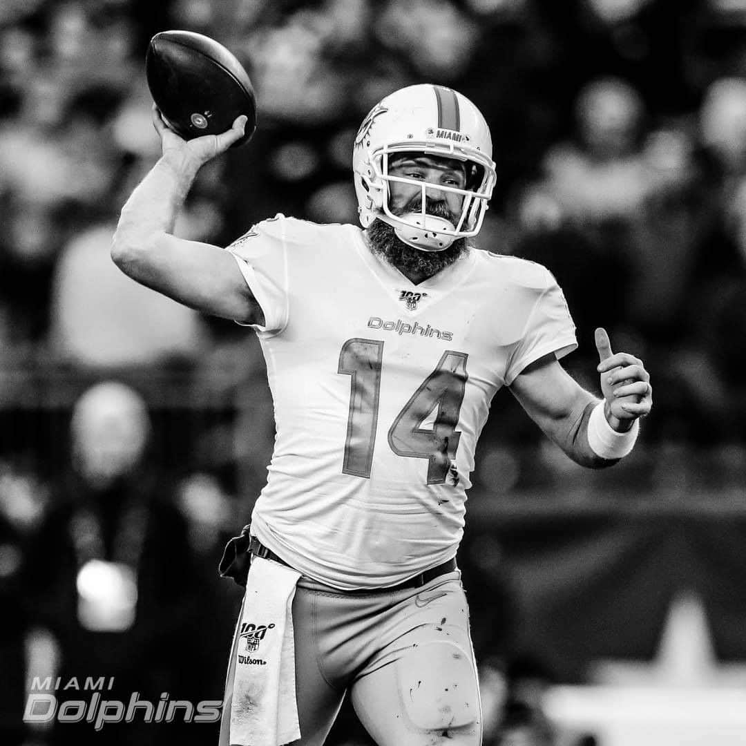 マイアミ・ドルフィンズさんのインスタグラム写真 - (マイアミ・ドルフィンズInstagram)「Ryan Fitzpatrick threw for 320 yards yesterday and finished the season with 3,529 passing yards 🔥 It’s the third-most in his 15-year NFL career.」1月1日 1時30分 - miamidolphins