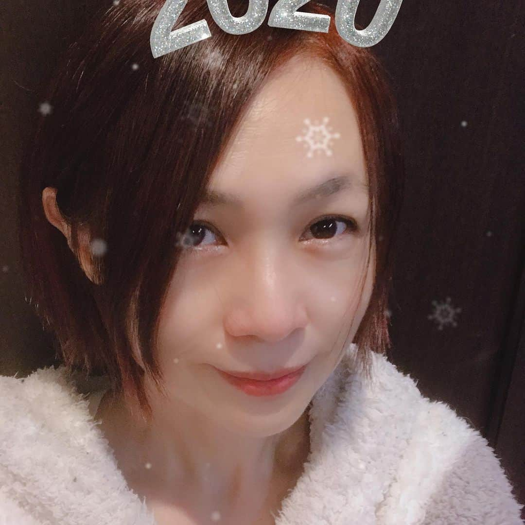 永井真理子さんのインスタグラム写真 - (永井真理子Instagram)「明けましておめでとうございます🎉 今年もよろしくお願いします❤️ Enjoy 2020!!!」1月1日 1時36分 - nagai_mariko1204