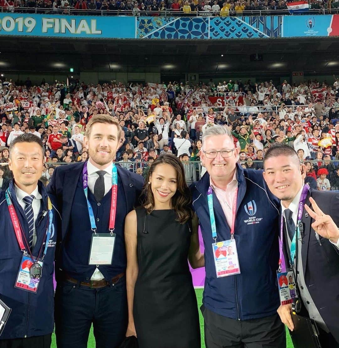 坂倉アコさんのインスタグラム写真 - (坂倉アコInstagram)「Happy Happy New Year everyone🥳🎉✨✨ ﻿ ﻿ Thank you 2019❤️❤️❤️﻿ Thank you Rugby World Cup 2019!!!﻿ Definitely one of the best time of 2019🏉✨✨✨﻿ Thank you to the team and my co-host Alex @alexpaynetv🎤﻿ ﻿ 2019年を語る上では欠かせないラグビーワールドカップのお仕事🏉﻿ ﻿ 2020年も去年以上に、﻿ たくさんの感動を伝えていきます😌🎤 ﻿ もっと新しいことにもチャレンジしよう✨ ﻿ 笑う門には福来るという事で﻿ 2020年も笑顔溢れる一年になりますように😆﻿ よろしくお願い致します！﻿ ﻿ Goodbye to 2019👋😘﻿ Hello to 2020❤️ ﻿ ﻿ Best is yet to come.....💞﻿ So excited!!!!!﻿ ﻿ ﻿  #2019 #goodbye #byebye #thankyou #love #work #fun #life #gratitude #2020 #ready #letsdoit #yes #🎁 #🥳 #smile #ありがとう」1月1日 1時37分 - akosakakura