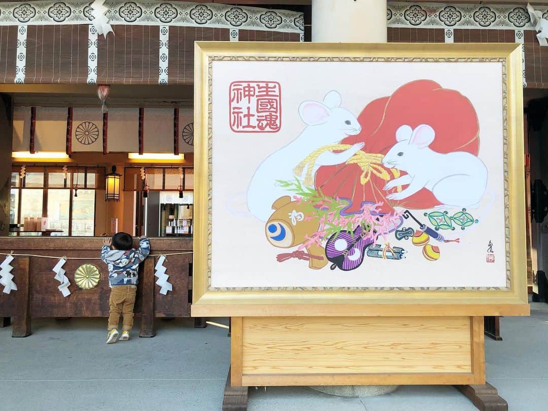 のインスタグラム：「新年あけましておめでとうございます⛩🐭 2020年も 皆さまにとって 素晴らしい一年になりますよーに⭐️ #あけおめ  #2020年 #今年もよろしくお願いします  #2歳　#トイレトレーニング　#今年の目標　#私は仕事復帰　#令和2年」
