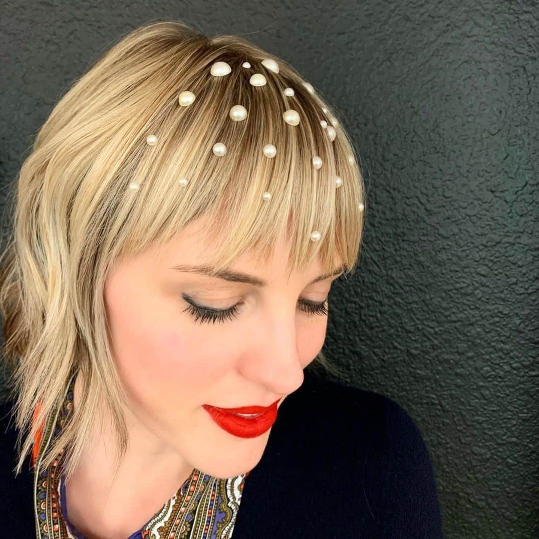 Sam Villaさんのインスタグラム写真 - (Sam VillaInstagram)「Wishing you and yours an absolutely perfect end to 2019 and start to 2020! Still trying to figure out your #NYE #hair? This look by #SamVilla ArTeam Member Anna Peters ( @annas_hair_retreat ) is pretty irresistible. ⠀ ⠀ Make a #resolution to invest in yourself and your education in 2020. Anna Peters is an #upstyling expert and available for hands-on #haireducation at YOUR salon! To book #SamVilla or a member of the Sam Villa ArTeam for your in-salon education, visit the link in bio!」1月1日 1時49分 - samvillahair