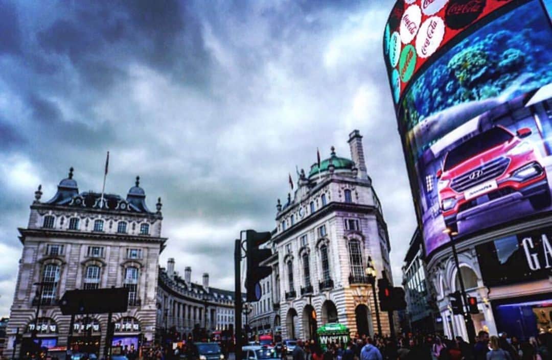 ジェレミー・シャルディーさんのインスタグラム写真 - (ジェレミー・シャルディーInstagram)「The circus never sleeps  #london  Last day of 2019 - have a good New Year’s Eve 🍾」1月1日 1時58分 - jimchardy