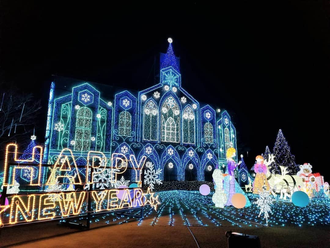 のインスタグラム：「新年あけましておめでとうございます🎍 本年もご声援に紙テープ、そして グ ッ ズ も宜しくお願いいたします！！！ 皆様にとって健康で幸せな１年になりますように🙏  #樫山工業イルミネーション #ちゃんこ大鷲から車で5分 #佐久市」