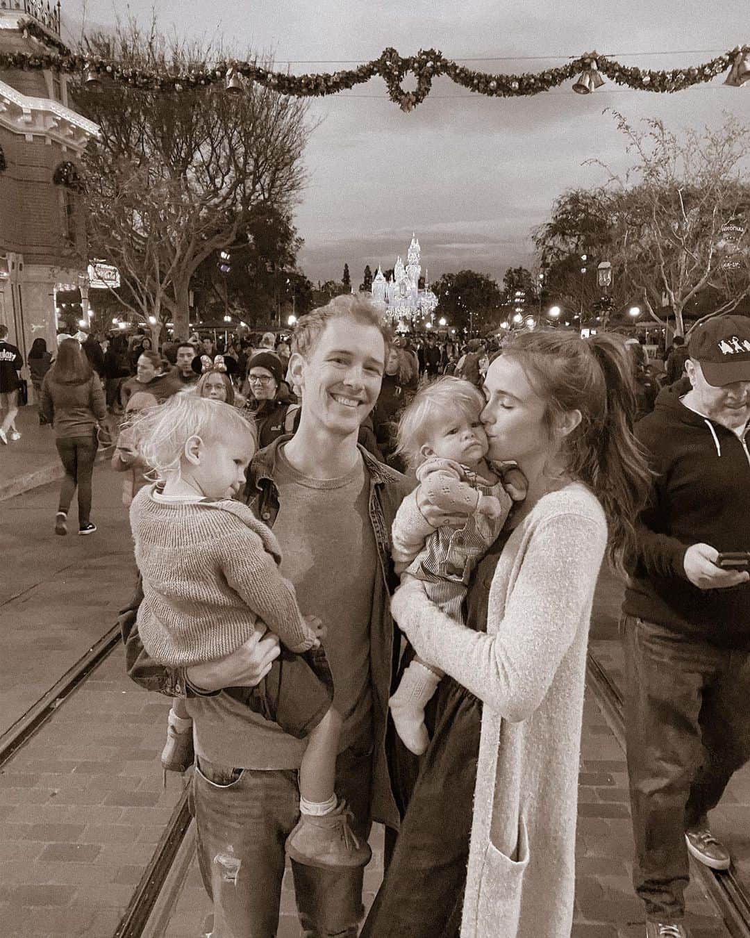 Acacia Brinleyさんのインスタグラム写真 - (Acacia BrinleyInstagram)「We were at the happiest place on earth and receive the happiest news on earth. We got a call from Rosie’s genetic counselor and found out that Jairus & I did not pass down Alagille Syndrome to her. The giant weight we carried day to day lifted of our shoulders immediately. All the guilt we felt diminished. The fear of future pregnancies dissolved. The possibilities of EVEN having more children came back. We are so very happy. ❤️」1月1日 1時55分 - acaciakersey