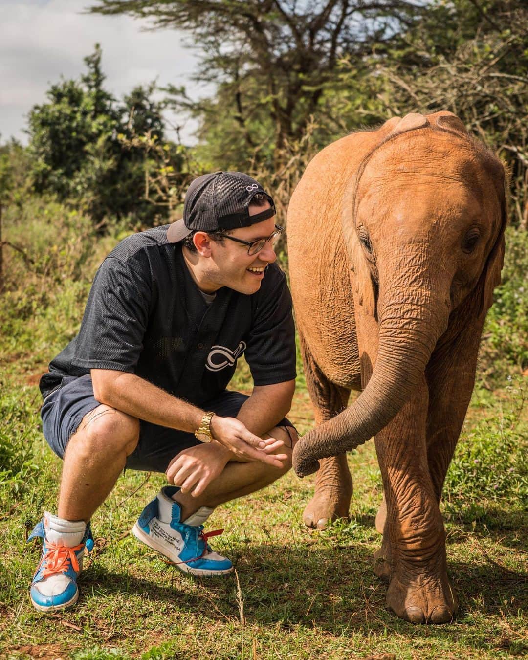 ティモシー・サイクスのインスタグラム：「Happy holidays and Happy New Year too! What a year this has been for the whole @karmagawa team and myself so I’m proud to announce our final donation of 2019 is for $10,000 to the great charity @sheldricktrust here in Kenya for their Orphans’ Project because their team works tirelessly to take care of and rehabilitate baby orphaned elephants and rhino that have lost their parents mainly due to poaching — they deserve much more exposure and financial support so they can help even more animals in need! It’s been an honor to visit their headquarters, meet their extraordinary team, learn about their work/dedication and now to help support them to further their important work with these beautiful animals! This year I learned SO much about myself and our truly amazing planet, and in particular my love for animals has turned into an obsession to help them survive, especially rhino, elephants and giraffes which are all now sadly endangered species that are set to become extinct in the next decade or so if we do nothing so we MUST NOT LET THAT HAPPEN! I’ll post more soon how I think we can all help this crisis, but to be honest after traveling to 30+ countries in 2019 while also trading/teaching and building the @karmagawa and @savethereef communities, I’m just exhausted right now so my New Year’s resolution is to slow down in 2020…a little :) Also, I want to thank you and all my followers because being able to share my crazy life with you and talking with so many of you makes this whole journey much more fun and fulfilling too — let’s make 2020 the best year ever, for humans and animals alike! #happynewyear #babyelephants #elephantlove #happyjewyear」