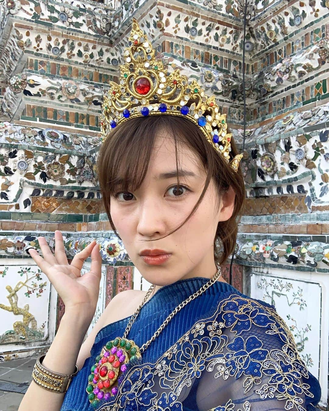 亜希子さんのインスタグラム写真 - (亜希子Instagram)「あけましておめでとうございます。私がいる場所では、今、新年になりました。 ・ しばし、日本から海を渡りましてタイなどにいます。小銭をかき集めて、骨休みに。 ・ 2019年は、24時間年中無休でスマホを握りしめ、お仕事の返信をし、そしてそれ以外の時間は自分と向き合い、命をかけて書籍を書かせていただきました。 ・ 内なる自分の声と向き合うのは、何ものにも代え難い、充実したひとときでした。 ・ もう、夢とか言ってられなくて、夢から「使命」に変わった年でした。 ・ それも、「もう大変だ！」とか、「もう怖くて逃げたい」などと言ったら、この運命から振り落とされそうな気がしたから、腹をくくって「逃げない」と決めた年でした。 ・ 「逃げない」と決めてからは逆に心が楽になって、「やるしかない」「産みの苦しみはあるが最高に楽しい」に変わりました。 ・ いつでも、私ひとりが大変なのではなくて、協力してくれる「亜希子一座」がその時その時、チーム編成は変われどついてくれて、私はそのおかげで文章を使った表現ができるのです。 ・ 2020年の目標は、引き続き、これまで経験してきた文筆業や女優業、タレント業を全て生かして、楽しくお仕事をさせていただくことです。 ・ 歳を重ねるごとに、本当の自分に近づいていく感じがとても嬉しい。 ・ 苦しいことも哀しいことも幸せなことも、全てが芸の肥やし。 ・  こんな私を、いつも優しく見守ってくださり本当にありがとうございます。 ・  私も皆様のことが大好きです。」1月1日 2時07分 - akiko_ohki