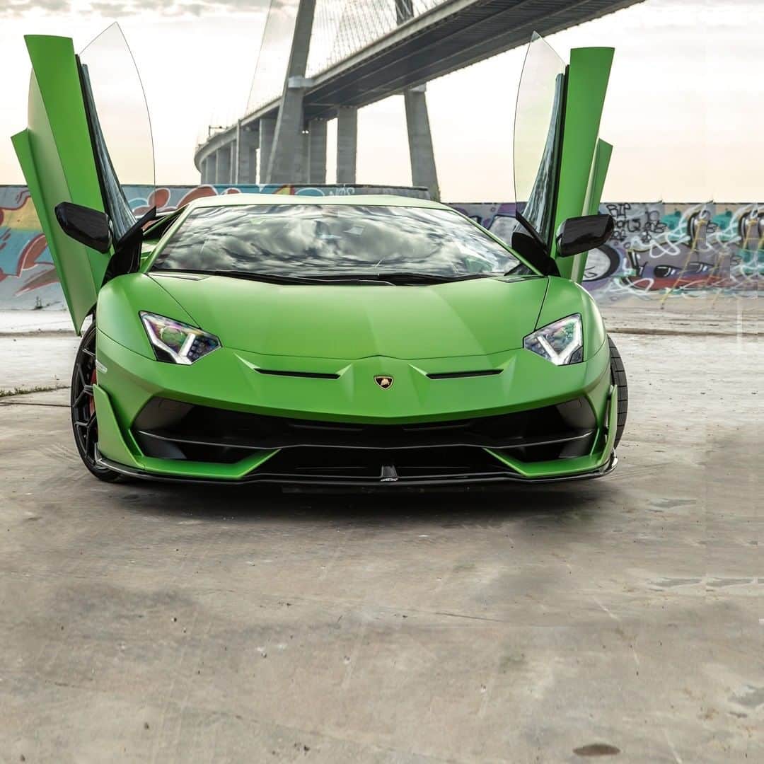 ランボルギーニのインスタグラム：「It was a great 2019. We know your passion will make 2020 even better.  #Lamborghini #HappyNewYear #Happy2020」