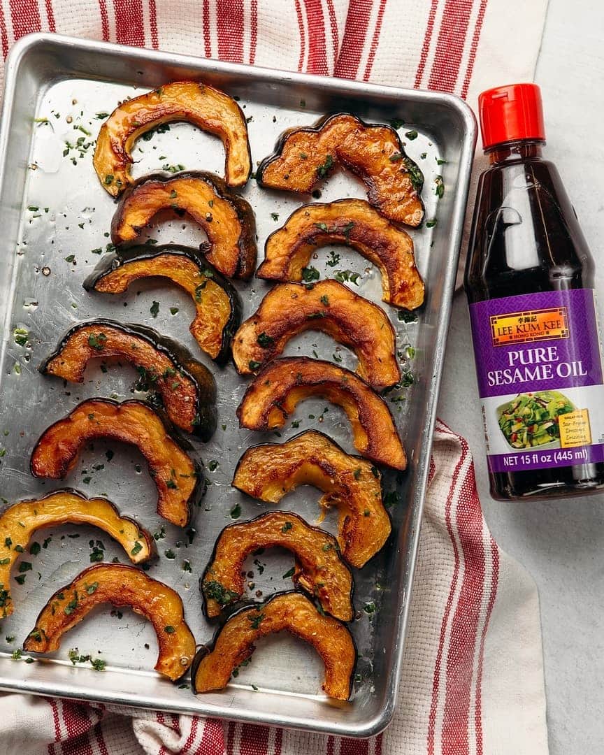 Lee Kum Kee USA（李錦記）さんのインスタグラム写真 - (Lee Kum Kee USA（李錦記）Instagram)「The aroma of roasted acorn squash and our Pure Sesame Oil will have everyone wanting more.  Get the full recipe by following the link in our bio!」1月1日 2時00分 - leekumkeeusa