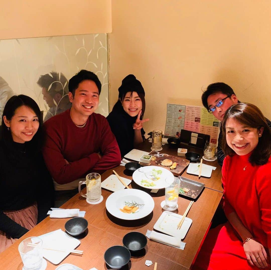 亜聖樹さんのインスタグラム写真 - (亜聖樹Instagram)「今夜は久しぶりに飲みの席で社会の話とか、政治の話とか、資産の話を聞いたw💦←参加出来ないw 高校の友人はみんな頭が良くて、社会で活躍していて、たまに会うと自分が無知過ぎてツライです😭 けど定期的に本来の自分の年齢なら携えておかなければいけない普通の感覚を取り戻させてくれるかけがえのない存在です💦 何より、不登校の極み乙女だった私と皆さん今でも仲良くしてくれてありがとう😭 もっとしっかりせねば！！ そんな感じで、今年は静かに賢く、地元の居酒屋で小さなカウントダウンをして、賢い人たちに自分のどうしようもないおバカな相談をしたりして、年越しをしました！ にしても年々皆家庭を持ったりと、集まりにくくなりますね💦  今年は実家がインフル祭りの為、地元には帰ったものの、９日に本番がある為、感染にチキって実家には寄らず自宅へ帰宅💦おせち〜〜食べたかったなぁ😭😭 2020年も何卒よろしくお願い致します ！  #大阪府立北野高等学校118期」1月1日 2時01分 - akkyontanaka