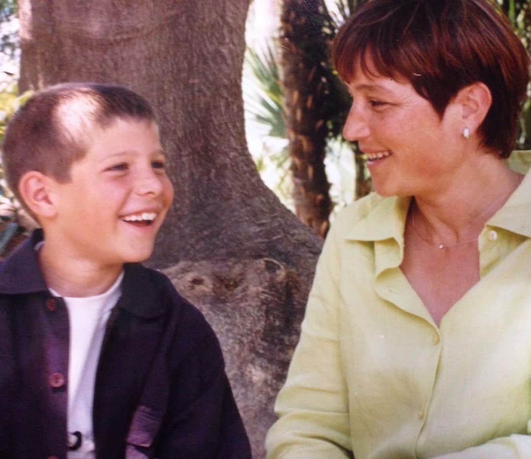 セルジ・ロベルトのインスタグラム：「T’estimo molt mama ❤️ Et vaig poder dir tot el que necessitava dir-te així que ara només queda dir-te que et prometo que no deixaré mai de lluitar com tu ens has ensenyat fins a l’últim moment . M’has donat una lliçó de vida sempre sent positiva i alegre fins i tot en els moments més difícils.  Fins a l’últim moment has estat amb un somriure a la cara i sempre t’has preocupat per tothom. Et prometo que faré que et sentis orgullosa del fill i de la familia que tens. Hem disfrutat moltíssim amb tu i sé que sempre estaràs al nostre costat.  Ets la millor mare del món .  T’estimo molt ❤️」