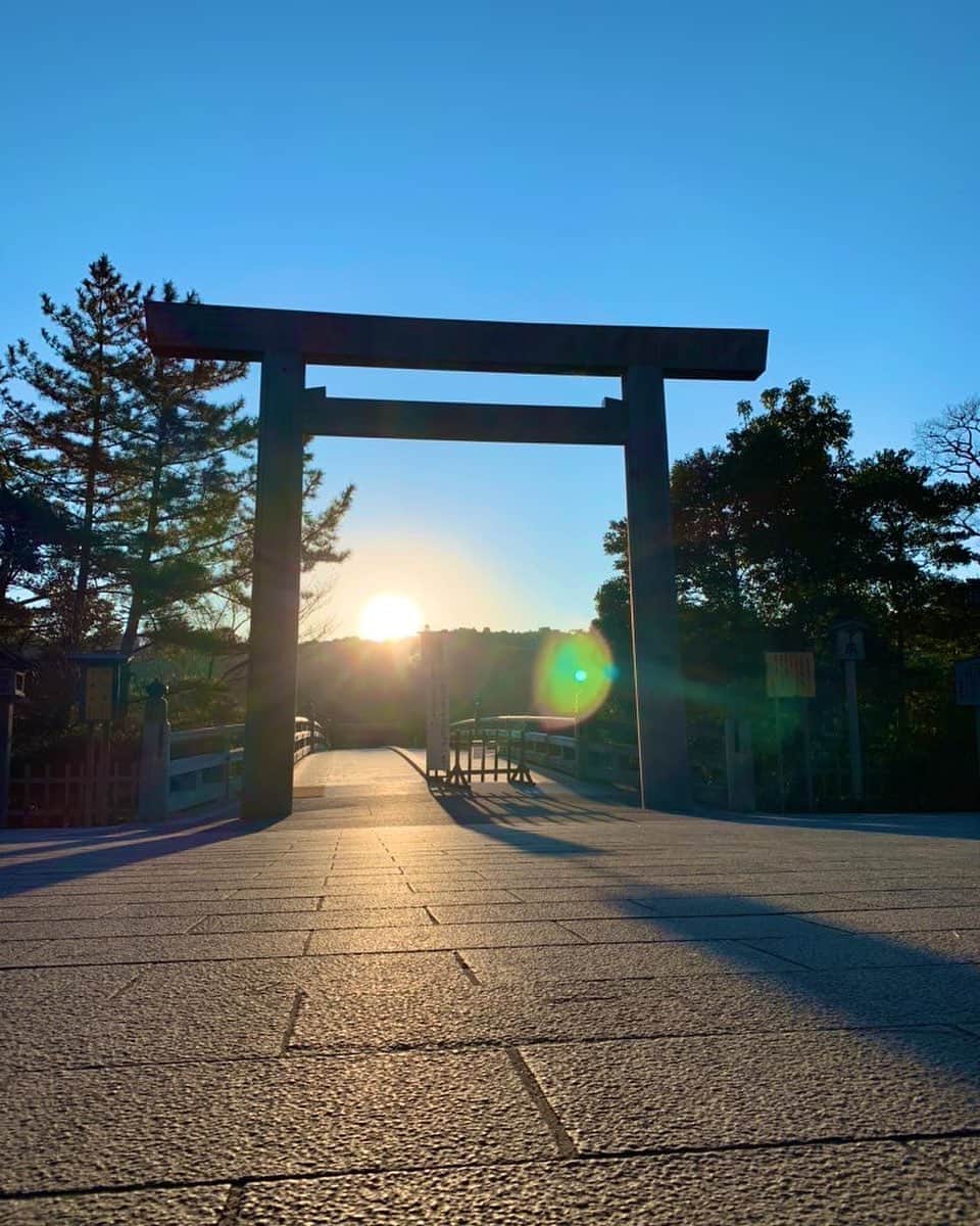 高嶋香帆のインスタグラム：「‪明けましておめでとうございます🎍‬ . ‪年末に伊勢神宮へ行ってきたので、縁起の良い鳥居の中から見える日の出写真を🌅‬ . ‪2020年ですね！‬ ‪オリンピックもありますし、わくわくだなぁ。‬ ‪自分自身も刺激の多い一年に出来るよう過ごします！‬ . ‪皆さまにとって、素敵な一年になりますように💓‬」
