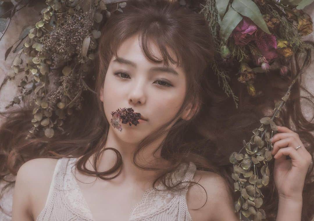 よしむーのインスタグラム：「＼🎍明けましておめでとうございます🎍／﻿ ﻿ 2020年も何卒よろしくお願い致します🙇‍♂️﻿ ﻿ 新しい年も美容師をしっかり楽しみ、お客様との価値ある時間を大事にします。﻿ ﻿ 写真は1月からの看板、ホームページ用に撮りました。これは大好きな #LiSA というアーティストのASHという楽曲のアー写をオマージュしたもの。﻿だいぶオリジナル加えてしまいましたが🤭 なんといってもモデルでナースなきりんちゃんが「絵になる」 ﻿ そしてLiSA様、今回は紅白初出場ということではじめて紅白にかじりつきました！﻿ CDTVの1:00〜3:00にも出るらしいのでずっと待ってるのですが中々出てこやん...(現在2:30) ﻿ hair/photo : ぼく 絵になるmodel : @kirin_sh0229 camera : #fujifilmxt3 location : #枚方市 ﻿ ✂︎✂︎✂︎✂︎✂︎✂︎✂︎✂︎﻿ Torte(トルテ)﻿ 573-1191﻿ 大阪府枚方市新町1-4-10アクアムーン103﻿ TEL 0728086442﻿ HP https://torte-hair.com﻿ ﻿ ✂︎ ゲストの話をしっかり聞き親身になりその人に合ったお悩み解決へ導きます﻿ ✂︎ 絶対に外さない”似合う”扱いやすいヘアデザイン﻿ ✂︎ 外国人風のくすみに艶が輝くこだわりアッシュ系カラー﻿ ✂︎ "まるでおしゃれ染め"初めから白髪がなかったかのようなクリア発色のグレイカラー﻿ ✂︎ ダメージレスに真面目に向き合い﻿ 通っていただくことで髪質改善が期待できます﻿ ✂︎ 話題の再生美容を取り入れた"復元"メニューで極上のツヤに﻿ ✂︎ ミドルエイジからシニアの方へ"ずっと若々しく"いてもらえる技術アプローチ﻿ ✂︎ コスト度外視の本当に良い商材のみを使用しています﻿」