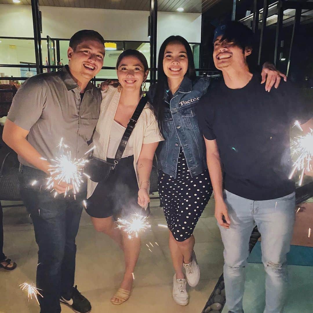 ローレン・ヤングのインスタグラム：「HNY from our family to yours ✨」