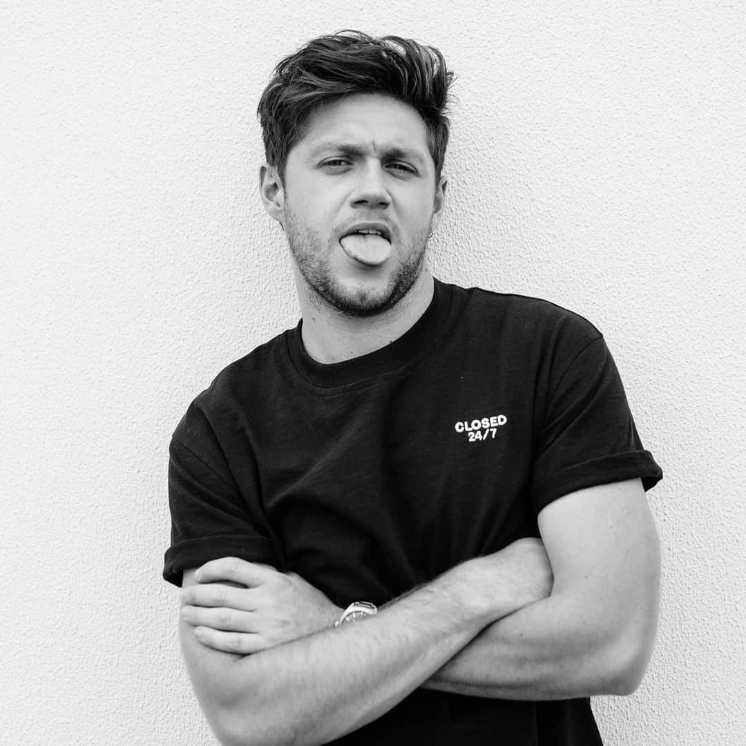 ナイル・ホーランのインスタグラム：「2019 has been so amazing. I’ve had time to relax, see the family more than ever, go to festivals with friends and also make a record that I couldn’t be more proud of. I’ve had so much fun. The start of the year was hard as I was still in my ‘sad song’ writing state of mind and they are not easy songs to write. Post that I had a lot of fun making fun music and Looking back on the process i had a lot a fucking great time writing and recording this stuff and I think you’ll be able to hear that in the music (apart from the sad ones obviously). The last few months since releasing NTMY have been incredible. It’s been so fun to be back out there travelling the world, playing on different shows, radio stuff, photo shoots and all the stuff that comes with what we do. SNL obviously being a MAJOR highlight.  I love this picture above as it kinda sums me up right now. I’m feeling confident, happy, cheeky (as per usual) and very excited about 2020.  I’ll be releasing Singles, an album and of course the NTMY world tour is happening!!!!! Get your tickets and come watch me. I’ve wanted to put a show on like this for years and I promise you I’ll give 200% on stage every night and give you your value for money. ( I’ll be announcing more dates in the coming weeks)  Thank you for everything this year and being so patient with me. Love you all so much for being right behind me all the time. 2020 let’s go.  It’s nice to be nice  Love,  Nialler」
