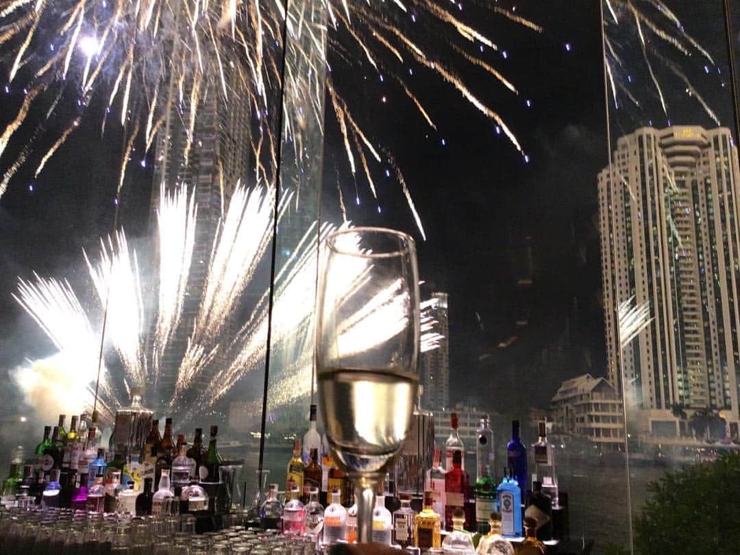宮崎文子のインスタグラム：「Happy new year🌟  新年あけましておめでとうございます、慎んでご挨拶もうしあげます。  今年は人生初の海外年越し！ バンコクの花火でお祝いです。みなさんにとってステキな1年でありますように、という祈りを込めて🍸✨🍸 新年の目標は、、前にすすむ！ インスタも充実させたいなーと思っています✨ 本年もよろしくお願いいたします🍀  Happy new year!!! This year ,I go to countdown pary at Bangkok! so it's  first countdown at outside japan and  it's a fantastic experience❗ I hope, new year is special for you.  #新年 #あけましておめでとうございます #happynewyear #countdown #Bangkok」