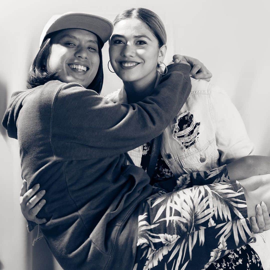 ローレン・ヤングのインスタグラム：「2019 was full of ups and downs for the both of us as individuals and as a couple but we got through them all. Heres to creating more beautiful and happy memories with my love this 2020! I love you with all my heart, Toby and I can’t wait to see you when you get back home!!! HNY ✨photo by @_renzonavarro」