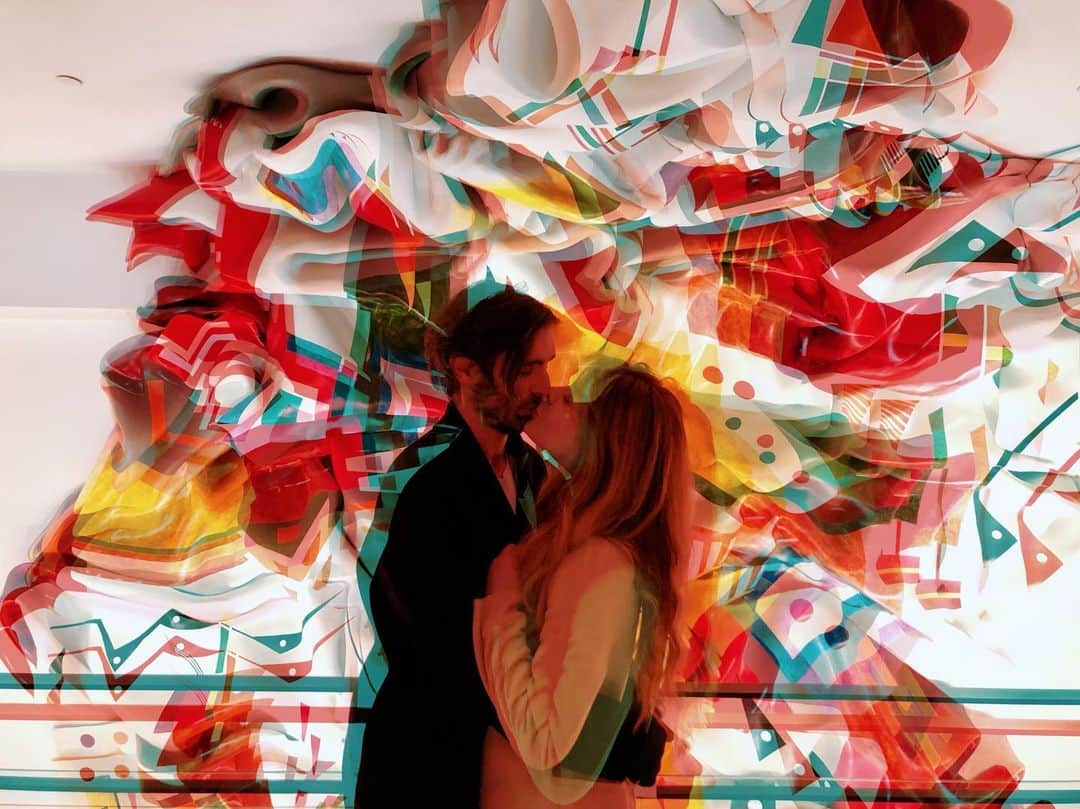 エレナ・サチンのインスタグラム：「Married my magic man 6 years ago, been dreaming wide awake together ever since. Love you so much my darling @tysonritter ❤️」