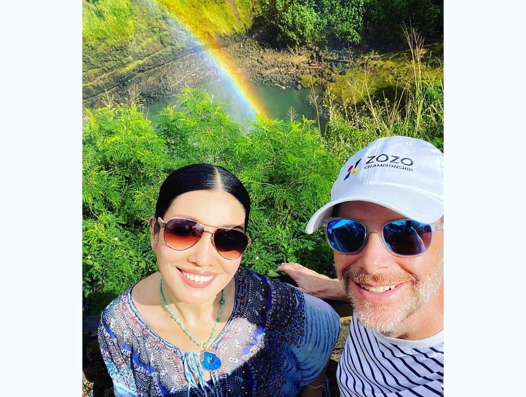 アンミカさんのインスタグラム写真 - (アンミカInstagram)「皆様、2019年も応援下さり、ありがとうございました😊💗 日本での2019年最後の日には、兄弟姉妹の四人がハワイに集いました。(兄だけ来れず残念💦) 。 そして兄弟姉妹とワイルア滝へ 二本の滝の下には虹が🌈✨ 。 眼下に虹を見ることなんて、なかなかないため、ほんの目の前の近くにある虹🌈に感動！  滝のマイナスイオンのそばに出ている虹は、よく見ると二本の虹＝ダブルレインボーなのです🌈🌈✨ ダブルレインボーは幸運の証。 【祝福】と【卒業】を意味します。  2019年の【卒業】そして、2020年の【祝福】でしょうか？😊 皆様、2020 年もよいお年をお迎えください🎍  2020年も心新たに、日々笑顔になる時間をお届け出来たらと思います😊 。 どうぞ宜しくお願いいたします。。 アンミカ 。 #皆様が2020年も笑顔多い年になることを祈って✨😊 #子年の年女です🐹 #両親が早くに亡くなったので兄弟姉妹が互いの親や親友でもあるような存在で本当に仲良し💗😍 #サングラスをしたら口元が三つ子のようにそっくりな姉妹！！！笑 #みんな口角が上がっています😊」1月1日 2時39分 - ahnmikaofficial