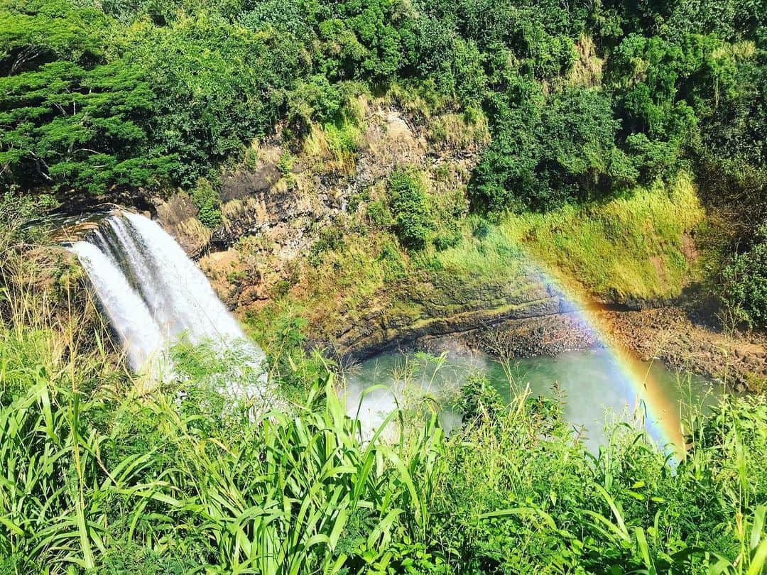 アンミカさんのインスタグラム写真 - (アンミカInstagram)「皆様、2019年も応援下さり、ありがとうございました😊💗 日本での2019年最後の日には、兄弟姉妹の四人がハワイに集いました。(兄だけ来れず残念💦) 。 そして兄弟姉妹とワイルア滝へ 二本の滝の下には虹が🌈✨ 。 眼下に虹を見ることなんて、なかなかないため、ほんの目の前の近くにある虹🌈に感動！  滝のマイナスイオンのそばに出ている虹は、よく見ると二本の虹＝ダブルレインボーなのです🌈🌈✨ ダブルレインボーは幸運の証。 【祝福】と【卒業】を意味します。  2019年の【卒業】そして、2020年の【祝福】でしょうか？😊 皆様、2020 年もよいお年をお迎えください🎍  2020年も心新たに、日々笑顔になる時間をお届け出来たらと思います😊 。 どうぞ宜しくお願いいたします。。 アンミカ 。 #皆様が2020年も笑顔多い年になることを祈って✨😊 #子年の年女です🐹 #両親が早くに亡くなったので兄弟姉妹が互いの親や親友でもあるような存在で本当に仲良し💗😍 #サングラスをしたら口元が三つ子のようにそっくりな姉妹！！！笑 #みんな口角が上がっています😊」1月1日 2時39分 - ahnmikaofficial