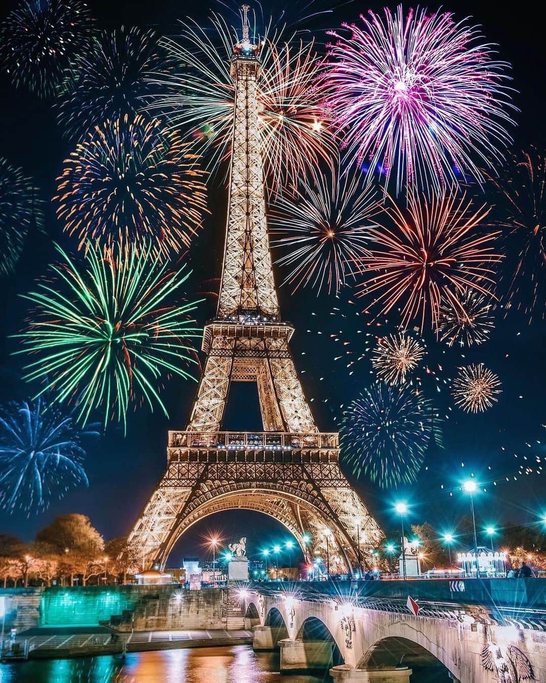 Izkizのインスタグラム：「Happy New Year, Gelukkig Nieuwjaar, Mutlu Yillar 🥳 Thanks for all your love and support over the last year (but also almost the last decade too as I joined Instagram in early 2011!) Wishing you all a very happy and healthy 2020, hope it’s a great one! ♥️」