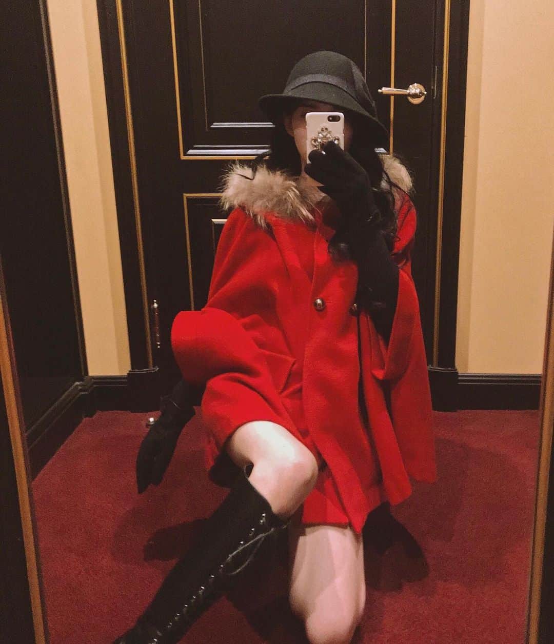 ナ・ヒョンソンのインスタグラム：「올 한해 잘보내셨나요 ☺️ ✨ 제주위에 좋은 사람들이 있어서  이번 한해도 잘 마무리 한거같아요 !  다들 새해 복 많이들 받으세요❣️🍷❣️」