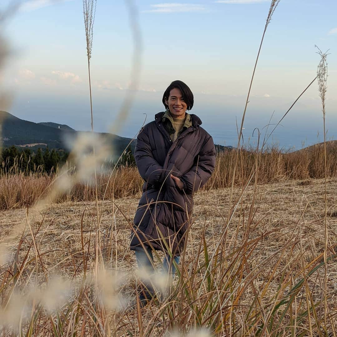 久保裕丈さんのインスタグラム写真 - (久保裕丈Instagram)「新年明けましておめでとうございます。2019年は多くの新しいチャレンジと、とてもとても悲しい別れのあった、激動の一年でした。 唯一の心残りは、そんな激しい日々に自分の体がついてこなかったこと。度々体調を崩しては周囲に迷惑をかけてしまいました。 とはいえ、今年はもう39歳。体と相談しながら、うまーく折り合いをつけながらやっていくしかないですね。それがまた楽しくもある。2020も楽しもう。 #happynewyear2020 #happynewyear #あけましておめでとうございます #今年もよろしくお願いします  ばあちゃん、そっちで楽しくやってるかな。りょうと一緒に、見守っててね。 #pixel4で撮影　#teampixel」1月1日 2時49分 - hirotakekubo